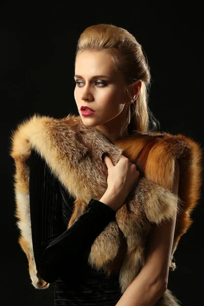 Beautiful young woman with luxury fur — Stock Photo, Image