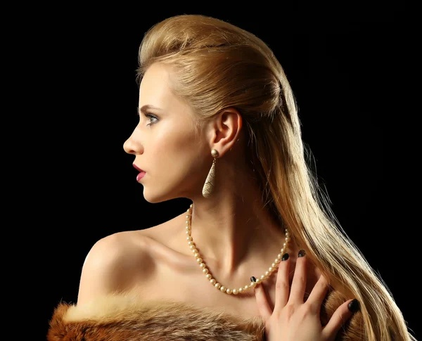 Beautiful young woman with luxury fur — Stock Photo, Image