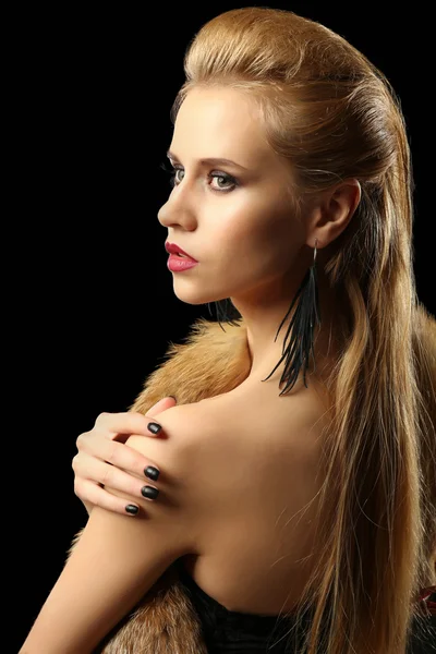 Gyönyörű fiatal nő, luxus szőrme — Stock Fotó
