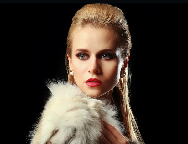 Beautiful young woman with luxury fur — Stock Photo, Image