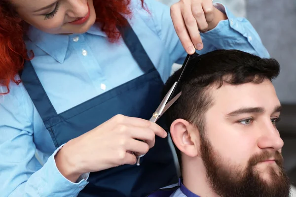 Człowiek wizyty fryzjera — Zdjęcie stockowe