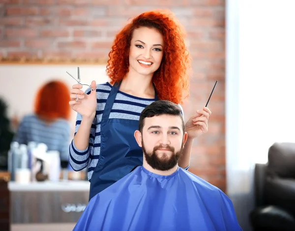 Profi-Friseur macht neuen Haarschnitt — Stockfoto