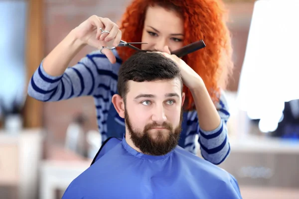 Cabeleireiro profissional fazendo novo corte de cabelo — Fotografia de Stock