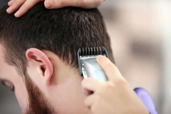 Kapper snijden haar met haartrimmer — Stockfoto