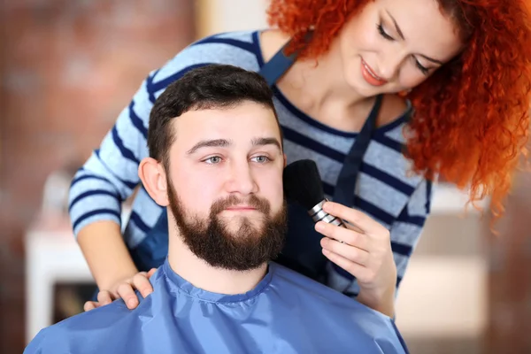 Hairdresser cleaning client face — Stock Photo, Image