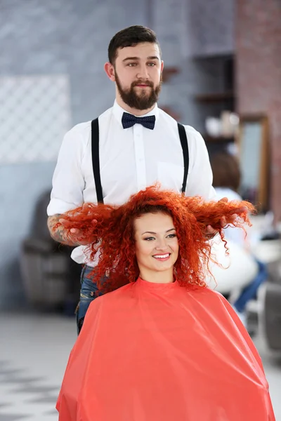 Mooi meisje bezoek kapsalon — Stockfoto