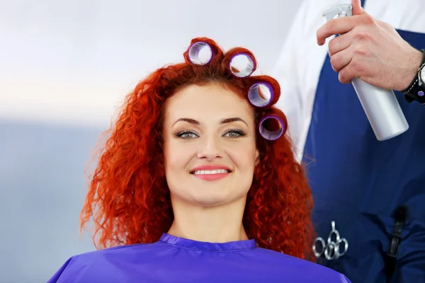 Beautiful girl making curlers in hairdressing salon — Stock Photo, Image
