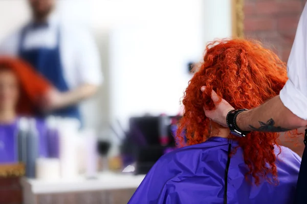 Erwachsene Mädchen besuchen Friseursalon — Stockfoto