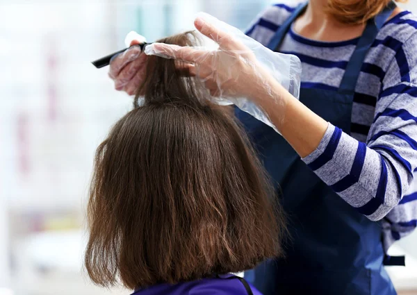 Hairdresser combing hair — Stock Photo, Image