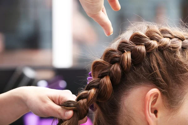 Hairdresser braiding clients hair — Stock Photo, Image