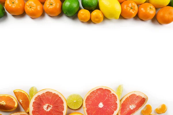 Frische gemischte Zitrusfrüchte einschließlich Zitronen — Stockfoto