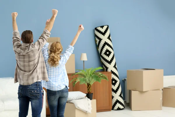 Couple moving in new apartment — Stock Photo, Image