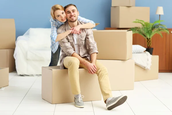 Casal se mudando em novo apartamento — Fotografia de Stock