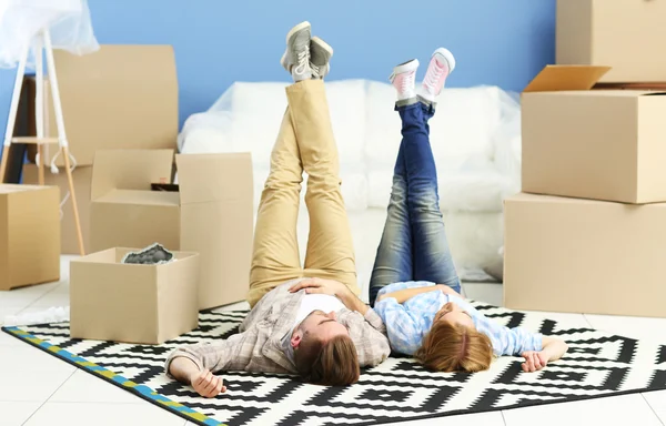 Couple moving in new apartment — Stock Photo, Image
