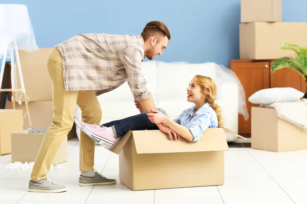 Paar verhuizingen in nieuw appartement — Stockfoto