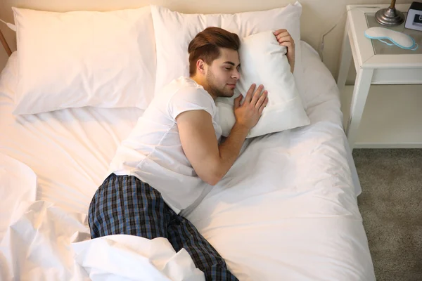 Jovem homem dormindo na cama — Fotografia de Stock