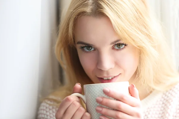 Ξανθιες όμορφη κοπέλα με φλιτζάνι τσάι — Φωτογραφία Αρχείου