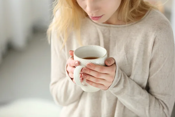 Vrouw met een kopje thee — Stockfoto