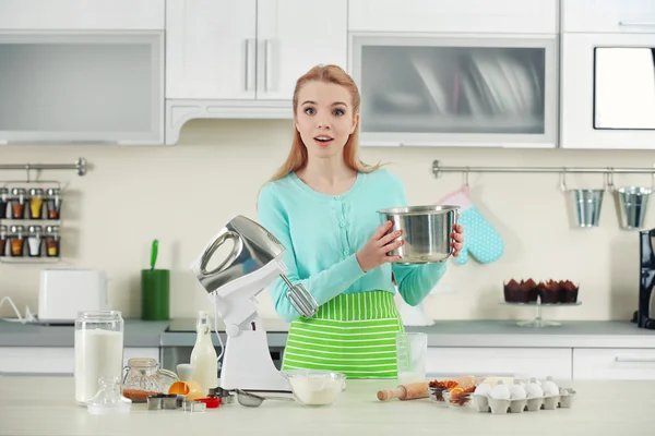 Mujer joven usando un procesador de alimentos —  Fotos de Stock