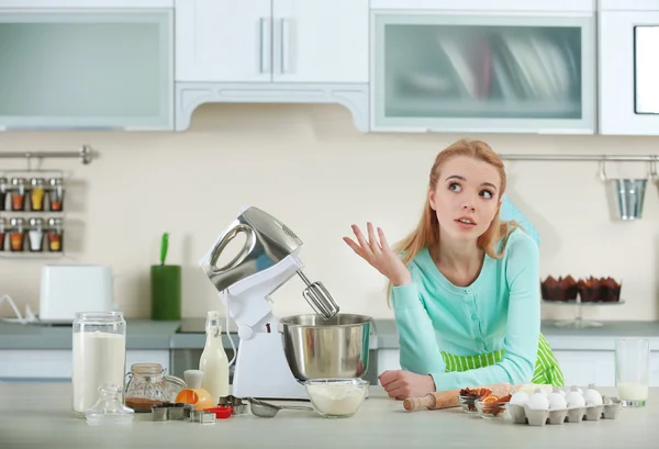 Молодая женщина использует кухонный комбайн — стоковое фото
