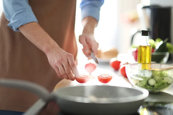 Man cooking dinner in kitchen — Stock Photo, Image