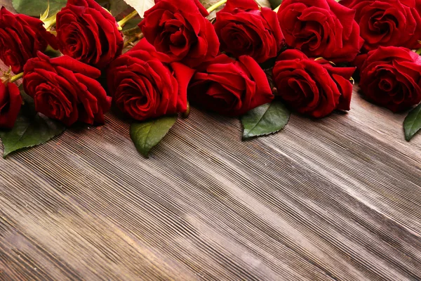 Ramo de hermosas rosas rojas —  Fotos de Stock