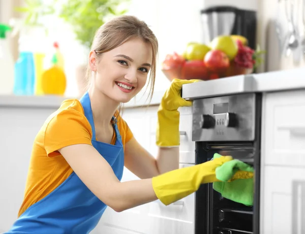 Woman washes oven — Stock Photo, Image