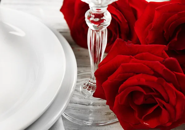 Rosas rojas en mesa servida — Foto de Stock