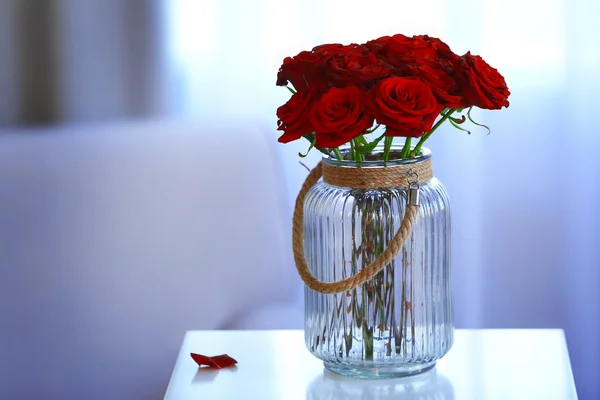 Červené růže v sklenice — Stock fotografie