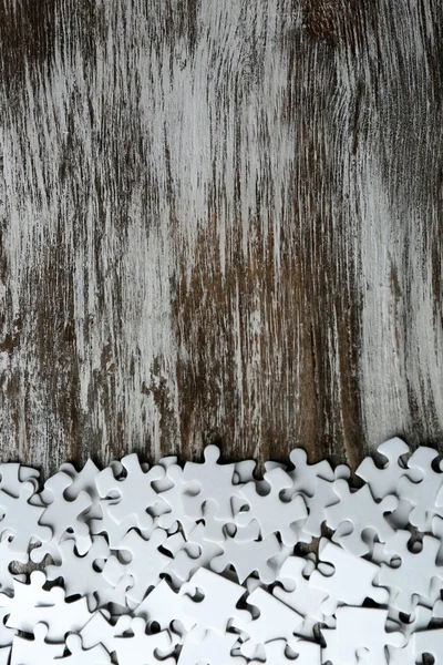 Rompecabezas sobre mesa de madera —  Fotos de Stock