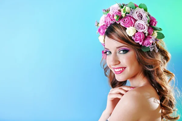 Žena nosí květinová čelenka — Stock fotografie