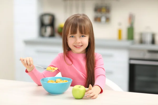 Hermosa niña desayunando —  Fotos de Stock