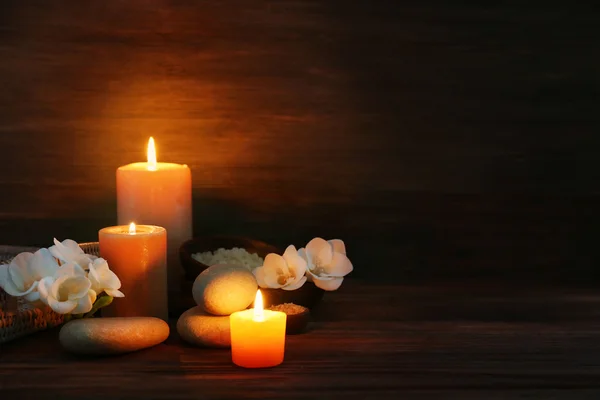 Composición del spa con velas encendidas —  Fotos de Stock