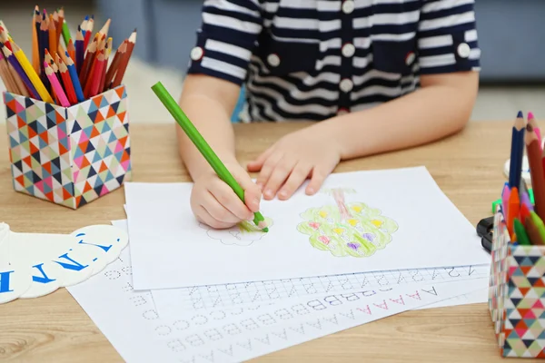 Little girl learning to draw — Stock Photo, Image