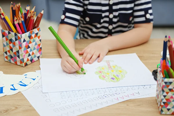 Niña aprendiendo a dibujar —  Fotos de Stock