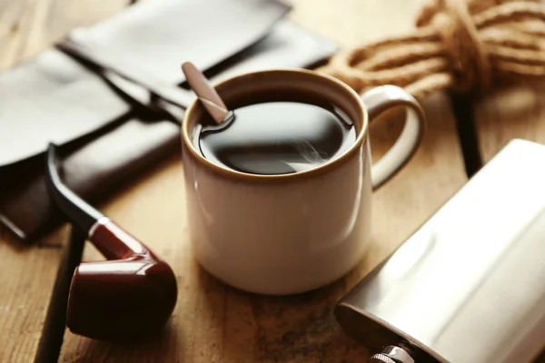 Чашка крепкого кофе с фляжкой — стоковое фото