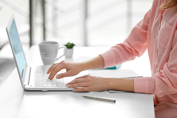 Affärskvinna skriva på tangentbordet — Stockfoto