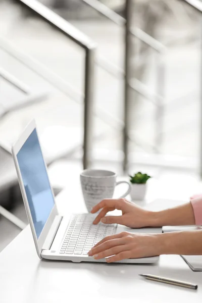 Zakenvrouw typen op toetsenbord — Stockfoto