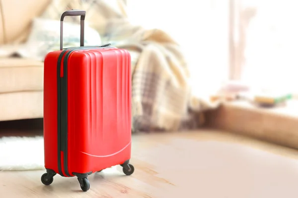 Roter Polycarbonat-Koffer — Stockfoto