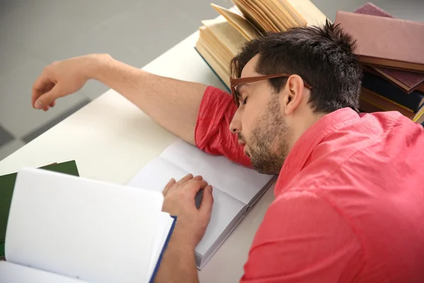 Man viel in slaap tijdens de lezing. — Stockfoto