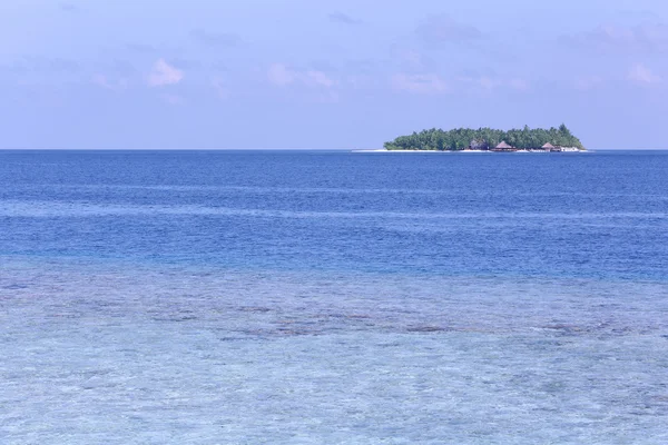 Paisaje marino con isla pequeña . — Foto de Stock