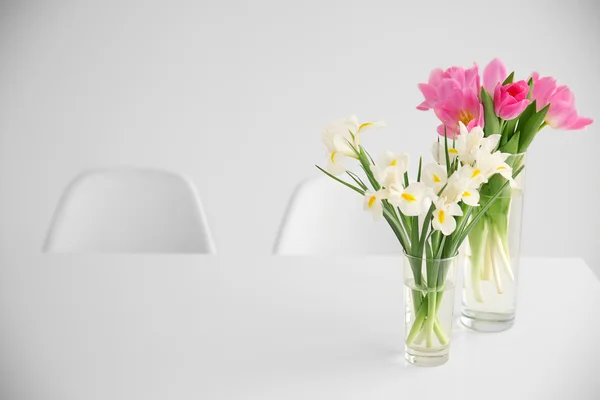 Tulipas e íris na mesa de jantar — Fotografia de Stock