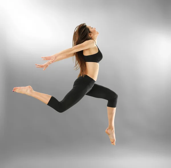 Молодая спортсменка прыгает — стоковое фото