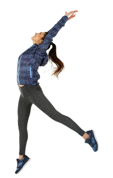 Giovane donna sportiva saltando — Foto Stock
