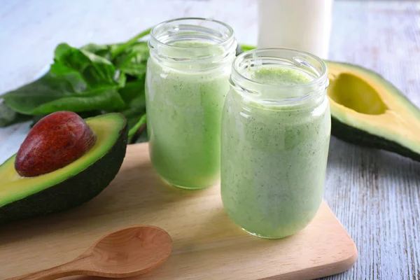 Batido de aguacate en tabla de cortar de madera —  Fotos de Stock