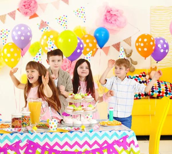 Gyerekek Jól Érzik Születésnapi Partiján Boldog Csoport — Stock Fotó