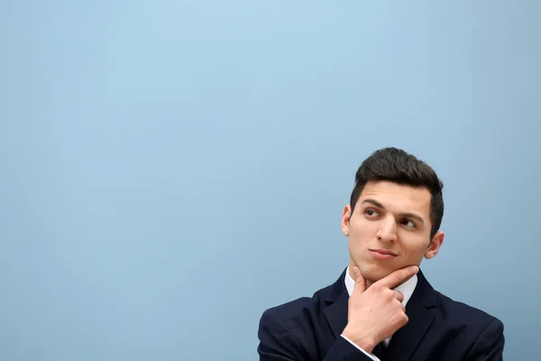 Atractivo Joven Traje Contra Pared Azul Claro —  Fotos de Stock