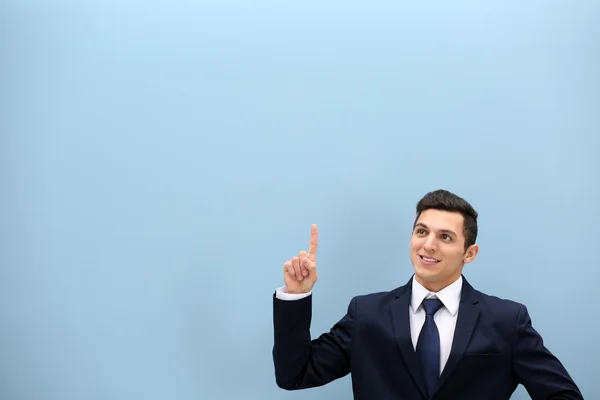 Atractivo Joven Traje Contra Pared Azul Claro — Foto de Stock