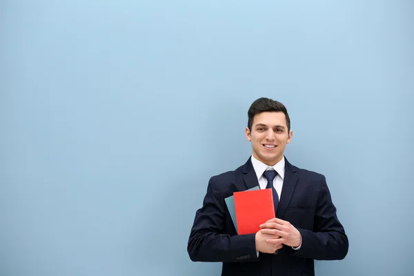 Atractivo Joven Traje Contra Pared Azul Claro — Foto de Stock