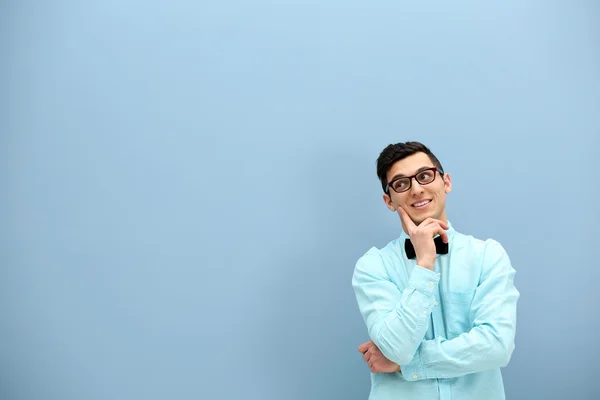 Aantrekkelijke jonge man in brillen — Stockfoto